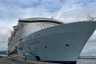 Passenger falls overboard from Taylor Swift-themed cruise, search underway – National | Globalnews.ca