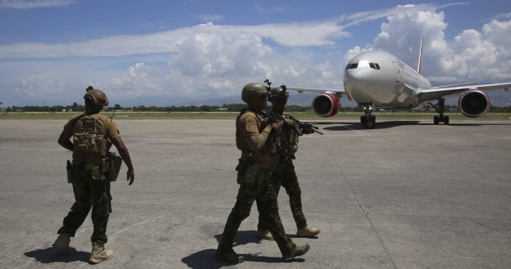 U.S. flights to Haiti barred for 30 days after planes struck by gunfire – National | Globalnews.ca