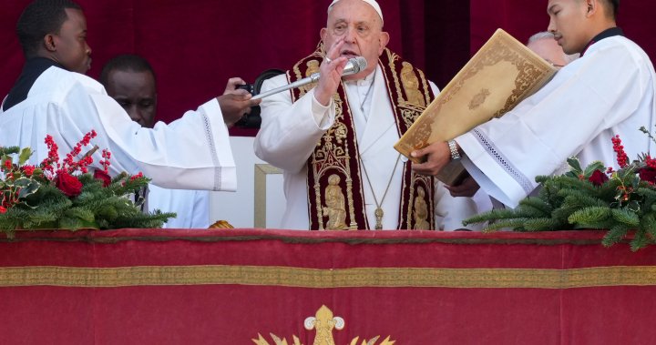 On Christmas, Pope urges nations to silence arms, ‘overcome divisions’ – National | Globalnews.ca