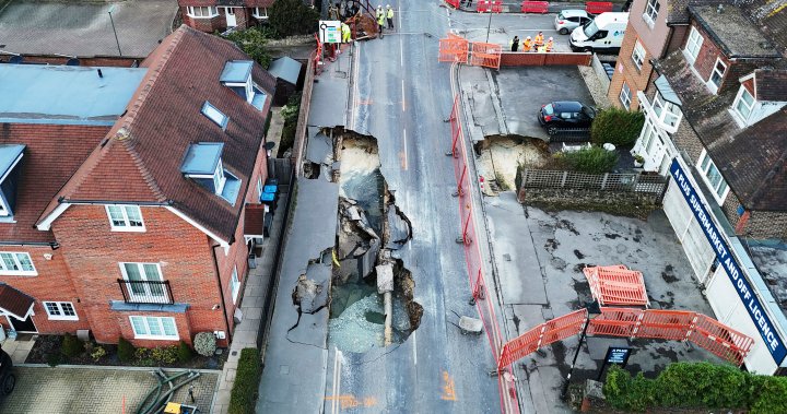 Massive sinkhole opens up in English village: ‘Absolute nightmare’ – National | Globalnews.ca