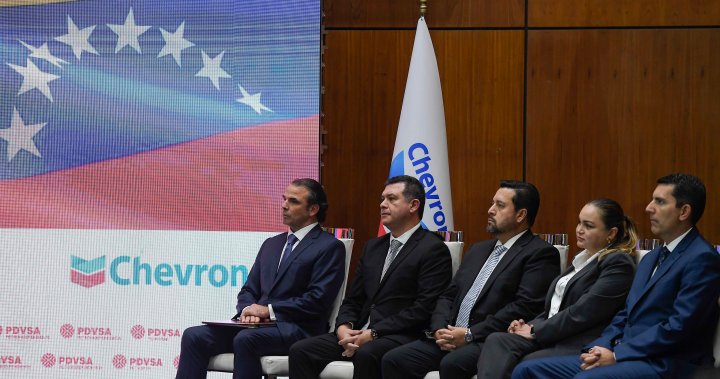 U.S. to end Venezuela oil export permit, cutting financial lifeline – National | Globalnews.ca