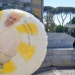 Pope Francis suffers new respiratory crises, back on ventilation: Vatican – National | Globalnews.ca