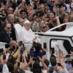Pope Francis emerges from convalescence on Easter, draws cheers with popemobile tour – National | Globalnews.ca