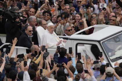 Pope Francis emerges from convalescence on Easter, draws cheers with popemobile tour – National | Globalnews.ca