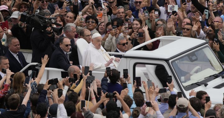 Pope Francis emerges from convalescence on Easter, draws cheers with popemobile tour – National | Globalnews.ca