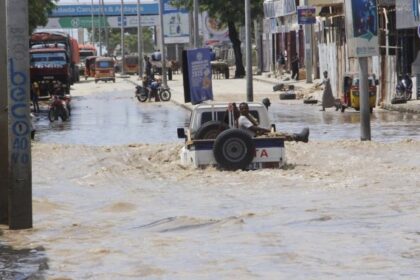 At least seven people die as heavy rains leave waist-high floodwaters in Somalia’s capital – National | Globalnews.ca