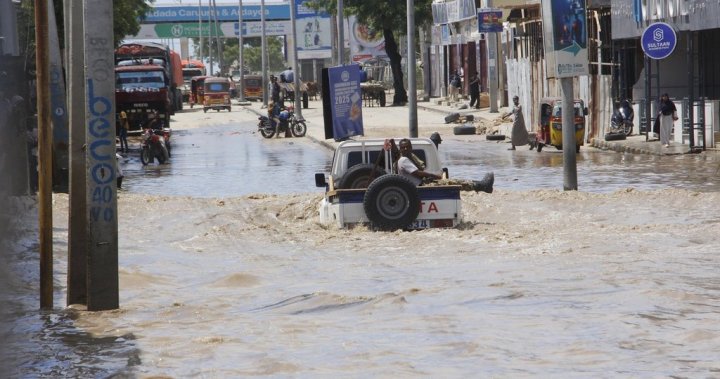 At least seven people die as heavy rains leave waist-high floodwaters in Somalia’s capital – National | Globalnews.ca