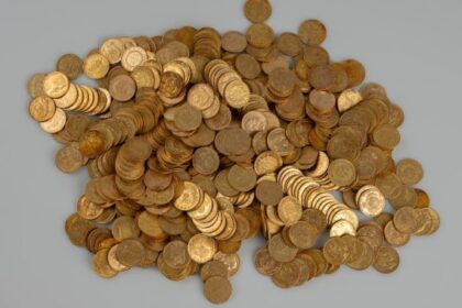 Cache of gold coins, other treasures found by hikers in Czech forest – National | Globalnews.ca