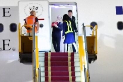 Macron’s wife shoves him on plane in moment caught on video – National | Globalnews.ca