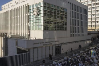 Man arrested for allegedly trying to firebomb U.S. embassy in Tel Aviv – National | Globalnews.ca