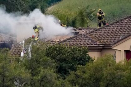 Plane crashes into Los Angeles-area neighbourhood, killing 2 people and a dog – National | Globalnews.ca