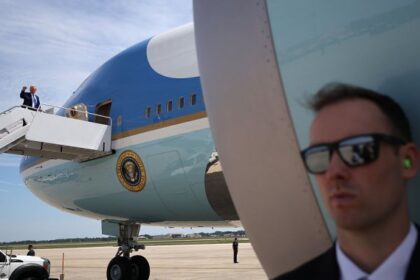 Trump says he would be a ‘stupid person’ not to accept free jet from Qatar – National | Globalnews.ca