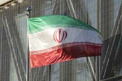 Trump threatens sanctions on countries, individuals that buy Iranian oil – National | Globalnews.ca