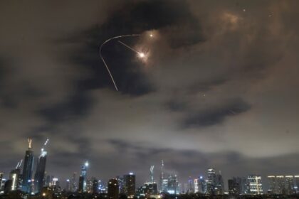 Israel-Iran conflict enters a second week with renewed strikes – National | Globalnews.ca