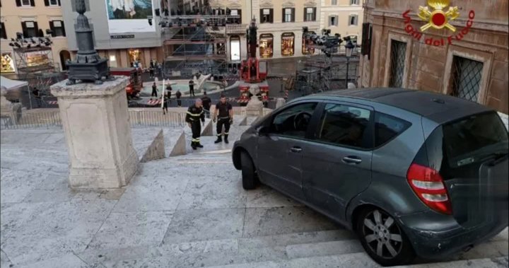 Mamma mia! 80-year-old man tries to drive car down Rome’s Spanish Steps – National | Globalnews.ca