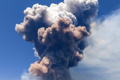 Mount Etna erupts in show of ash, smoke above Sicily – National | Globalnews.ca