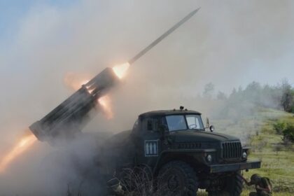 Ukraine targets key bridge to Crimea as Russian rockets kill 3 – National | Globalnews.ca