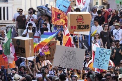 ‘Kisses yes, Bezos No,’ protesters say, as billionaire’s wedding bonanza divides Venice – National | Globalnews.ca