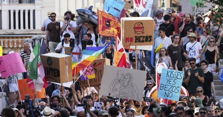 ‘Kisses yes, Bezos No,’ protesters say, as billionaire’s wedding bonanza divides Venice – National | Globalnews.ca