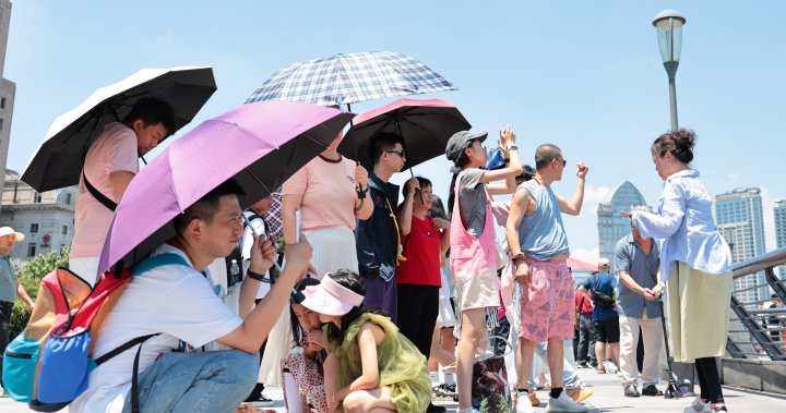 China sees record temperatures as students shelter from heat wave – National | Globalnews.ca