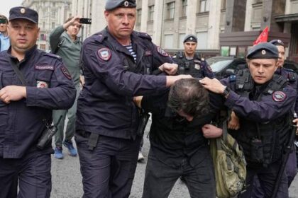 Russia passes bill punishing online searches for ‘extremist’ information – National | Globalnews.ca