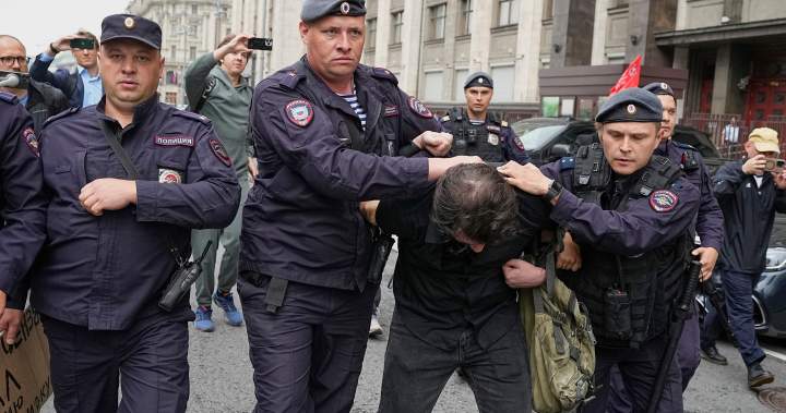 Russia passes bill punishing online searches for ‘extremist’ information – National | Globalnews.ca