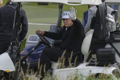 Scotland streets fill with protestors as Trump arrives to play golf – National | Globalnews.ca