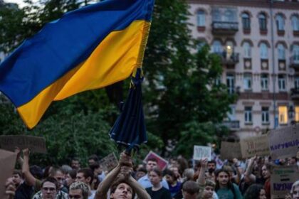 Zelenskyy faces protests in Ukraine over anti-corruption oversight bill – National | Globalnews.ca