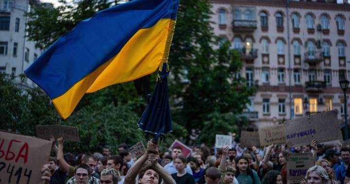 Zelenskyy faces protests in Ukraine over anti-corruption oversight bill – National | Globalnews.ca