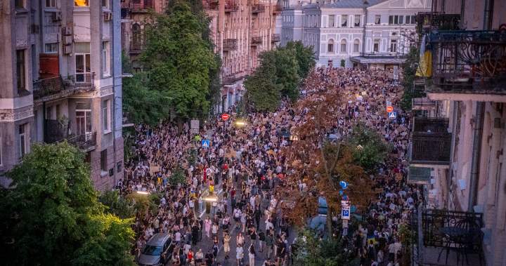 Zelenskyy promises safeguards after protests of anti-corruption law – National | Globalnews.ca