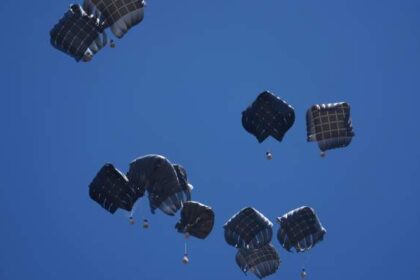 Canadian Armed Forces airdrop 21,600 pounds of humanitarian aid into Gaza – National | Globalnews.ca
