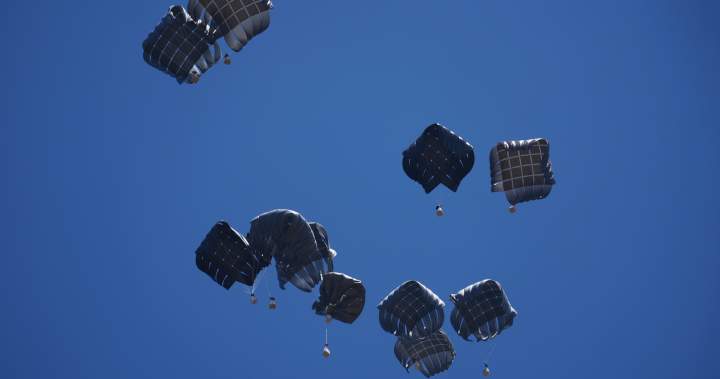 Canadian Armed Forces airdrop 21,600 pounds of humanitarian aid into Gaza – National | Globalnews.ca