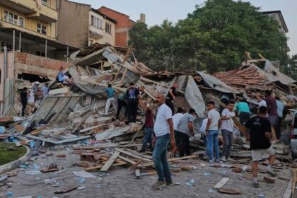Magnitude 6.1 earthquake strikes Turkey, about a dozen buildings collapse – National | Globalnews.ca