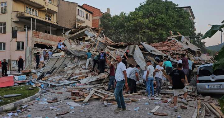 Magnitude 6.1 earthquake strikes Turkey, about a dozen buildings collapse – National | Globalnews.ca