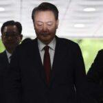 South Korea’s former leader takes off prison uniform to resist questioning – National | Globalnews.ca