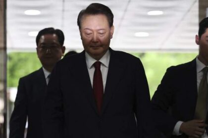 South Korea’s former leader takes off prison uniform to resist questioning – National | Globalnews.ca