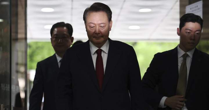 South Korea’s former leader takes off prison uniform to resist questioning – National | Globalnews.ca