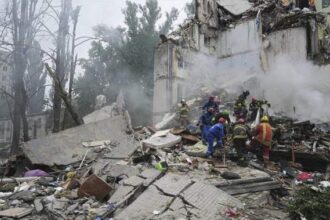 Ukraine mourns Russian attack on Kyiv as death toll rises to 31 people – National | Globalnews.ca